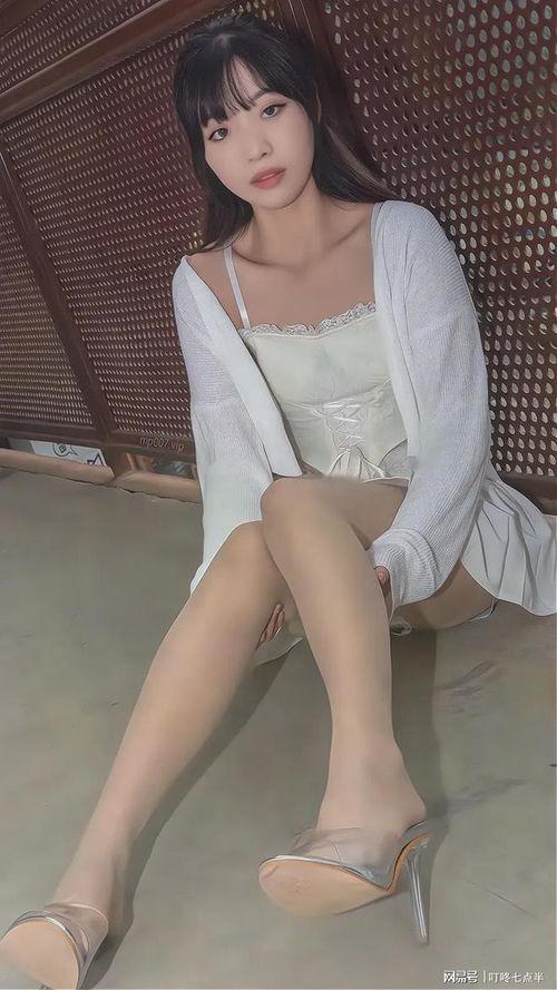 美女穿肉色短丝袜图片,美女风采尽展