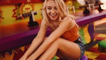 泳装少女丝袜翘臀,夏日风情下的性感诱惑