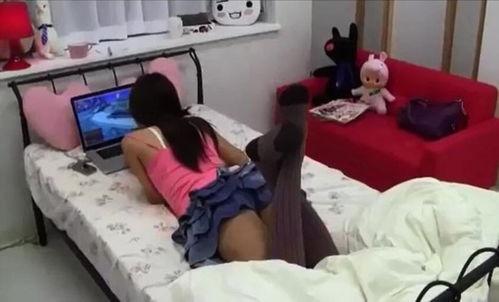 公共场所脱丝袜视频,尴尬还是时尚？